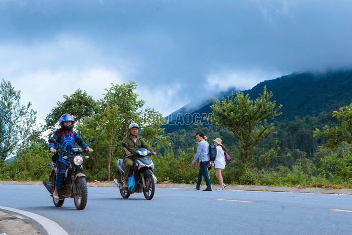 Sau khi được đầu tư nâng cấp, tuyến đường không chỉ giúp việc đi lại thuận tiện hơn mà còn mở ra cơ hội thu hút đầu tư, du lịch. Người dân xã Y Tý gọi đây là "Con đường hạnh phúc".
