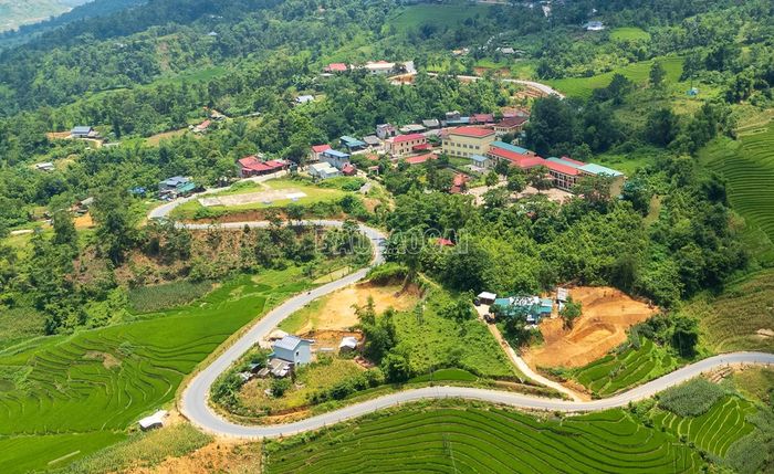 Trên hành trình hơn 50 km, con đường uốn lượn theo sườn núi, băng qua những thung lũng xanh mướt, những cánh rừng nguyên sinh và các bản làng của đồng bào Hà Nhì, Mông, Dao.
