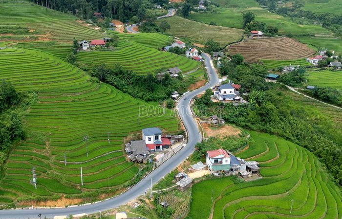 Cung đường từ xã Bát Xát qua các xã Bản Xèo, Mường Hum, Dền Sáng rồi đến Y Tý đã được thảm bê tông nhựa đồng bộ. Nhìn từ trên cao, cung đường như "chiếc khăn" ấm ôm trọn bản làng.