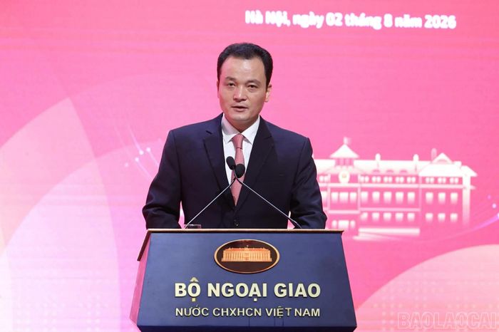 Đồng chí Giàng Quốc Hưng – Ủy viên Ban Thường vụ Tỉnh ủy, Phó Chủ tịch UBND tỉnh Lào Cai tham luận tại hội nghị.