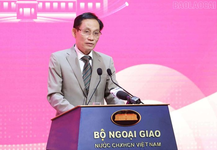 Đồng chí Lê Hoài Trung - Ủy viên Bộ Chính trị, Bộ trưởng Bộ Ngoại giao phát biểu chỉ đạo hội nghị.