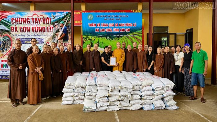 Trao hỗ trợ cho các hộ dân tại xã Lao Chải.
