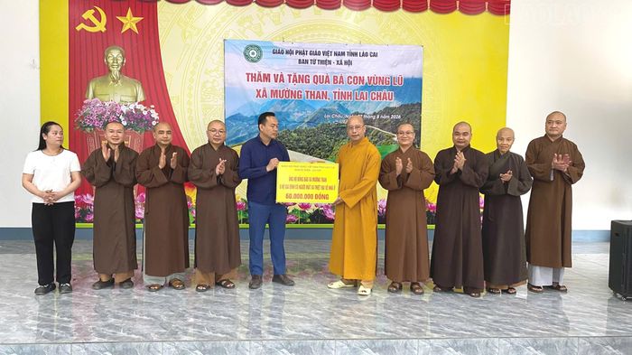 Giáo hội Phật giáo tỉnh Lào Cai trao kinh phí hỗ trợ cho xã Mường Than tỉnh Lai Châu.