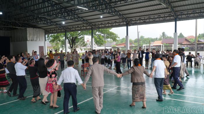 Đoàn đại biểu tỉnh Lào Cai và thầy, trò trường Phổ thông Dân tộc Nội trú huyện Văng Viêng hòa cùng điệu Lăm vông và Xòe hoa.