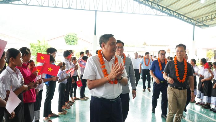 Đoàn đại biểu tỉnh Lào Cai nhận được sự đón tiếp nồng hậu từ thầy và trò Trường Phổ thông Dân tộc Nội trú huyện Văng Viêng.
