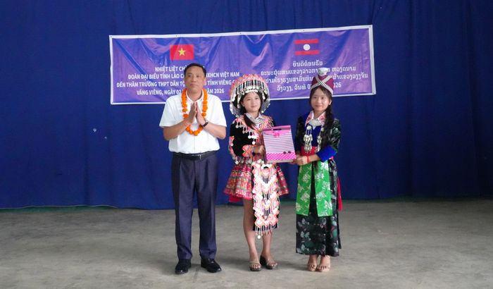 Đoàn đại biểu tỉnh Lào Cai tặng quà thầy và trò Trường Phổ thông Dân tộc Nội trú huyện Văng Viêng.