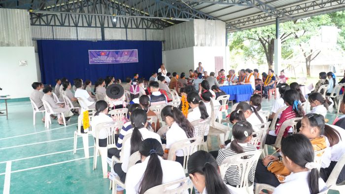 Quang cảnh chuyến thăm, làm việc của Đoàn đại biểu tỉnh Lào Cai tại Trường Phổ thông Dân tộc Nội trú huyện Văng Viêng.