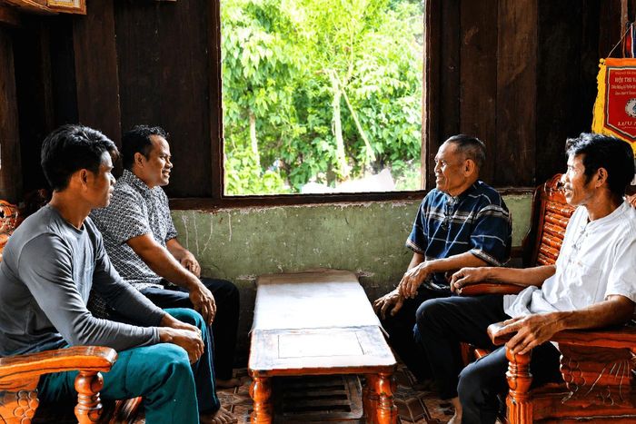 Các cuộc trò chuyện giữa cán bộ văn hóa với già làng, trưởng thôn đã trở thành cầu nối đưa pháp luật về hôn nhân và gia đình đến gần hơn với người dân