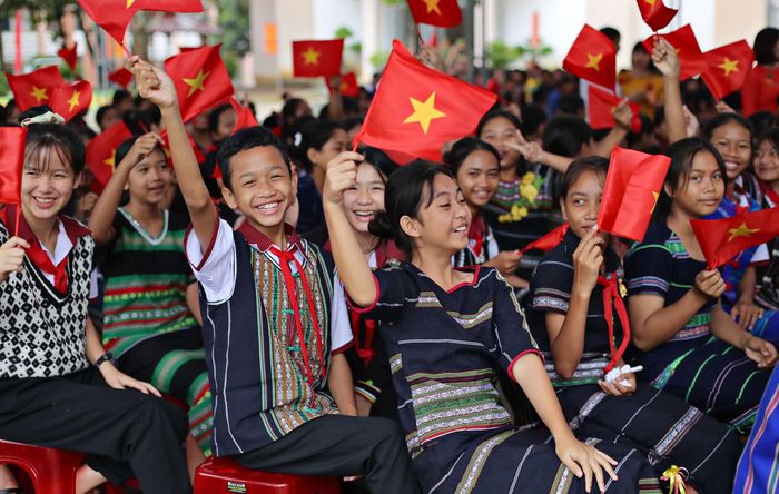 Khi trẻ em vùng đồng bào dân tộc thiểu số được đến trường, được học nghề và có việc làm ổn định, các em sẽ có thêm cơ hội phát triển bản thân, từ đó góp phần giảm mạnh tình trạng tảo hôn
