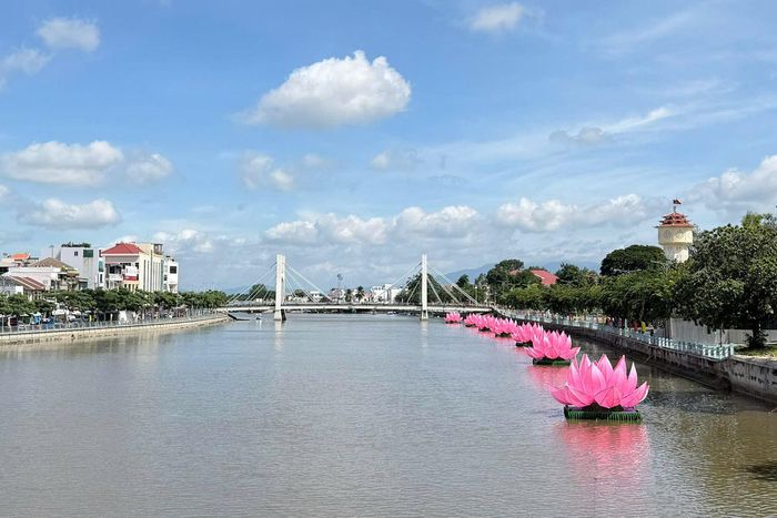 Chiều 3/8, trên sông Cà Ty sẽ diễn ra lễ phóng đăng với 500 hoa đăng nhỏ và 7 hoa sen lớn, cũng là hoạt động đặc sắc nằm trong chuỗi hoạt động của lễ hội Cầu ngư 2026