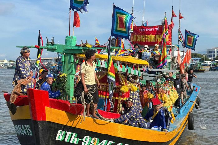 Đúng 7 giờ, đoàn tàu xuất phát hướng về Hòn Lao (cách bờ khoảng 3km) để thực hiện nghi lễ truyền thống
