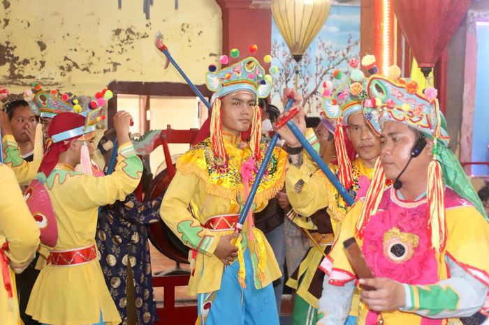 Sau khi rước Lệnh Ông Sanh về Dinh Vạn Thủy Tú, đoàn sẽ thực hiện nghi lễ hò bả trạo cầu quốc thái dân an