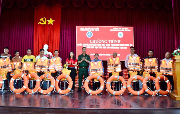 Ban Chỉ huy Bộ đội Biên phòng tỉnh tặng áo phao, phao cứu sinh cho ngư dân tại chương trình phổ biến pháp luật