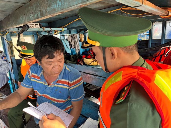 Cán bộ Biên phòng tỉnh kiểm tra giấy tờ của tàu cá trước khi xuất bến