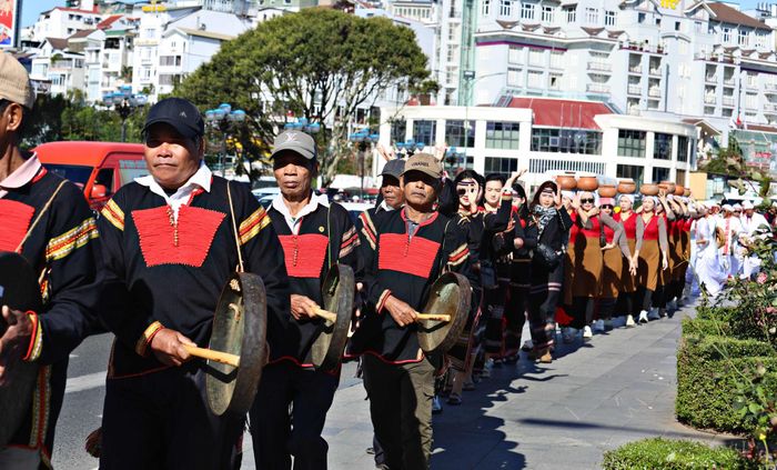 Theo các chuyên gia văn hóa, di sản văn hóa chỉ có thể sống bền vững khi cộng đồng còn thực hành, còn tự hào và còn nhận thấy di sản có ý nghĩa đối với cuộc sống của mình.