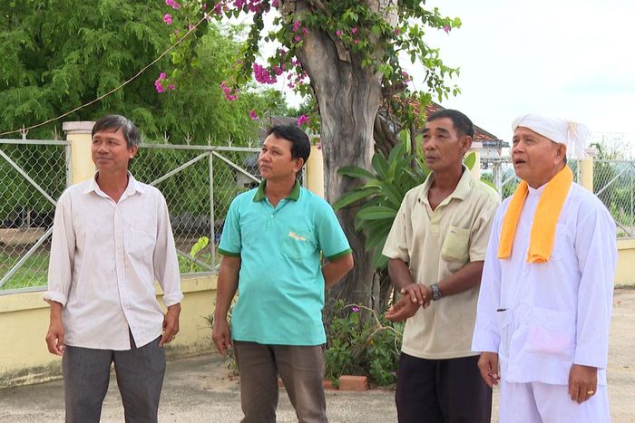 Ông Thông Long (ngoài cùng bên phải), thôn Phú Thuận, xã Hàm Thuận Bắc luôn gần gũi với bà con, những lời nói của ông đều vì việc chung của làng xóm nên mọi người đều lắng nghe