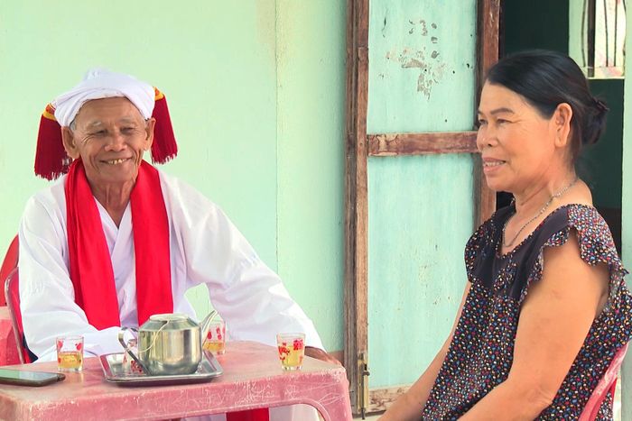 Tình làng nghĩa xóm thêm gắn bó, an ninh, trật tự được giữ vững ngay từ cơ sở, cũng một phần nhờ sự đóng góp của Sư cả Đoàn Minh Duyên, thôn Tuy Tịnh 2, xã Tuy Phong