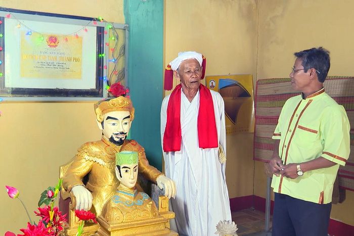 Sư cả Đoàn Minh Duyên thường xuyên đi kiểm tra đền thờ - nơi diễn ra các nghi lễ quan trọng của đồng bào Chăm tại thôn Tuy Tịnh 2, xã Tuy Phong