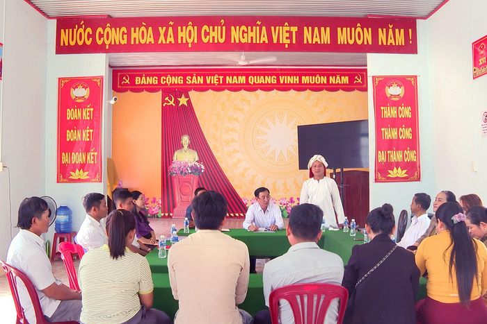 Trong các cuộc họp tại thôn Chăm, xã Tánh Linh, ông Thông Sết thường xuyên vận động, tuyên truyền cho bà con về chủ trương, chính sách của Đảng và Nhà nước