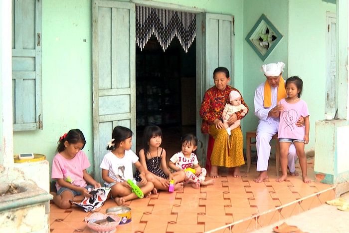 Ông Thông Long, thôn Phú Thuận, xã Hàm Thuận Bắc thường xuyên vận động con cháu chăm ngoan, học giỏi, sống tốt đời đẹp đạo