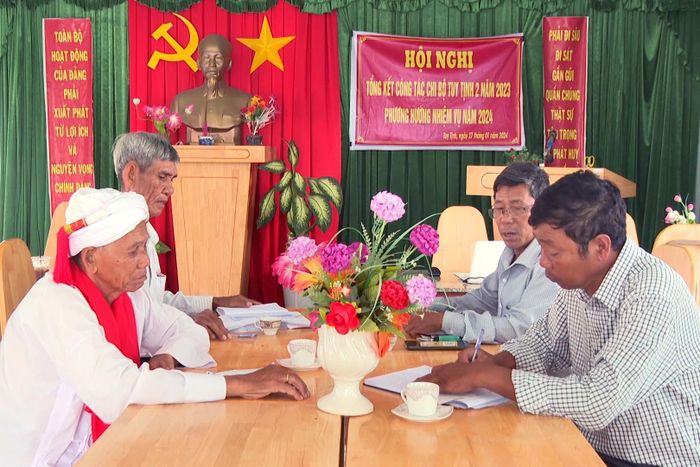 Sư cả Đoàn Minh Duyên (ngoài cùng bên trái), thôn Tuy Tịnh 2, xã Tuy Phong, không chỉ thực hiện nhiệm vụ trong đời sống tôn giáo, mà còn tích cực tham gia các phong trào tại địa phương