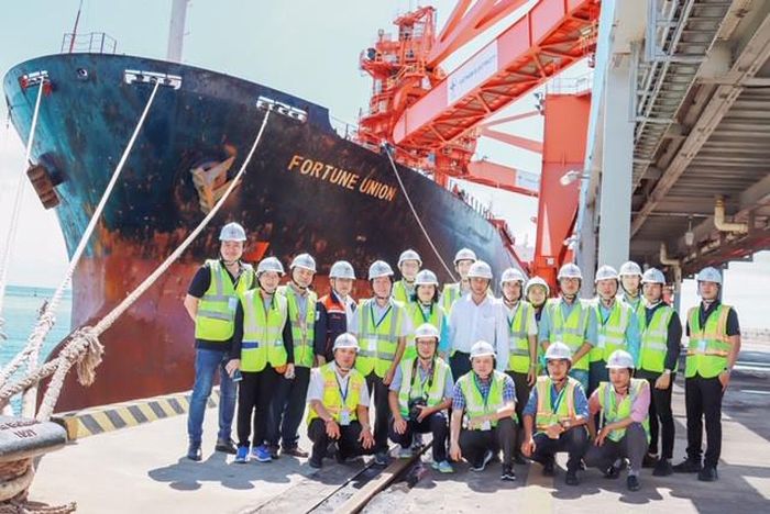 Đoàn Trường Đại học Tài nguyên &amp; Môi trường trong một lần tham quan cảng than của nhà máy