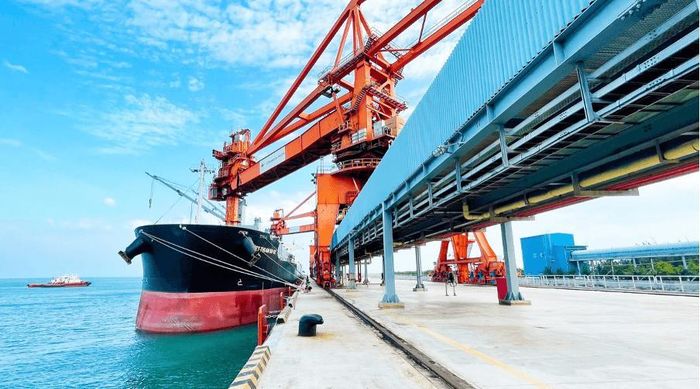 Tàu than cập cảng Vĩnh Tân 4