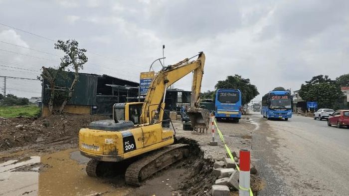 Nhiều đoạn vướng mặt bằng thi công do người dân chậm bàn giao đất.