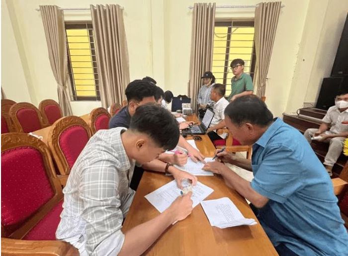Người dân xã Vĩnh Hưng nhận tiền bồi thường, hỗ trợ giải phóng mặt bằng thực hiện dự án.