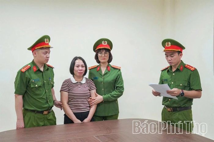Cơ quan Cảnh sát điều tra Công an tỉnh ra quyết định khởi tố bị can và lệnh bắt bị can để tạm giam đối với Hoàng Thị Xuân Hoa - kế toán Trường Phổ thông dân tộc nội trú THCS và THPT Yên Lập về tội “Lợi dụng chức vụ, quyền hạn trong khi thi hành công vụ”.