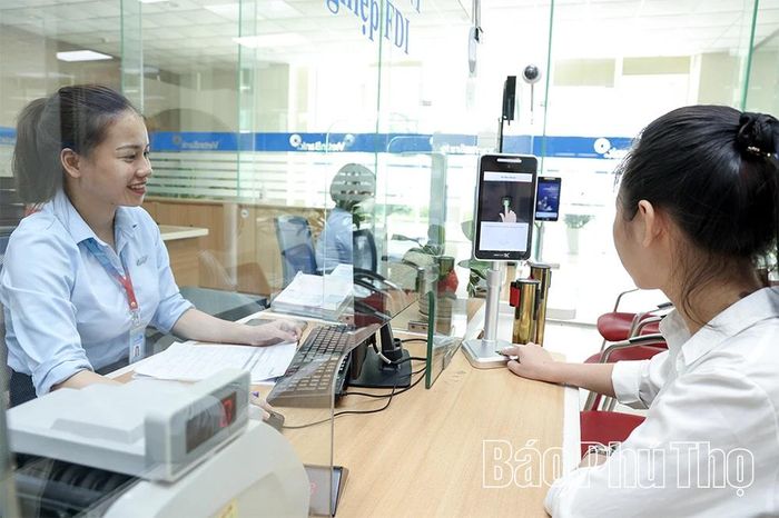 Khách hàng giao dịch tại Vietinbank chi nhánh Bình Xuyên.