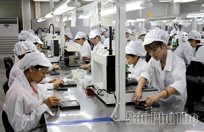 Bên trong phân xưởng sản xuất linh kiện điện tử của Công ty TNHH Partron Vina (KCN Khai Quang).