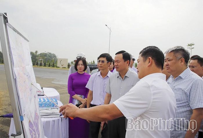 Đồng chí Phó Chủ tịch UBND tỉnh Quách Tất Liêm nghe đại diện nhà đầu tư báo cáo tình hình công tác triển khai xây dựng dự án KCN Phú Sơn.