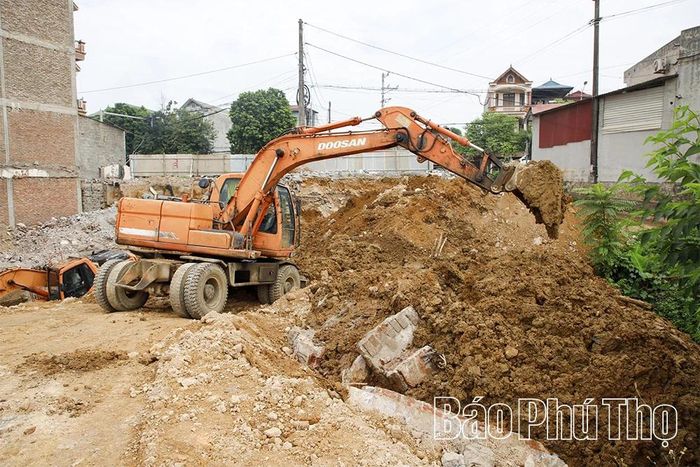 Nút giao đường kết nối từ Quốc lộ 6 đến KCN Phú Sơn đã được giải phóng mặt bằng và khẩn trương thi công.