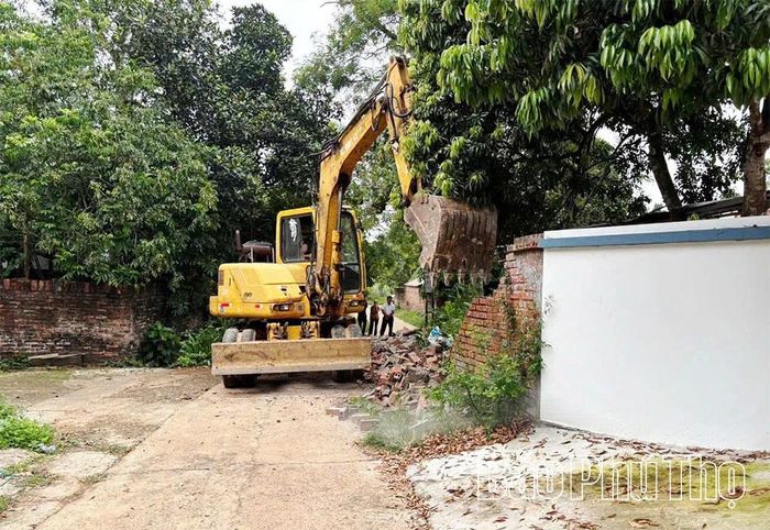 Hàng chục hộ dân thôn 6 và thôn 7 xã Tam Nông tự nguyện hiến đất, tháo dỡ vật kiến trúc, tạo điều kiện cho địa phương triển khai dự án làm đường giao thông được thuận lợi.