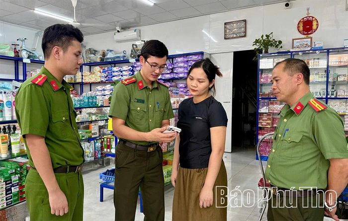 Tổ An ninh, Công an xã Sơn Đông hướng dẫn người dân tham gia mạng xã hội văn minh, an toàn.
