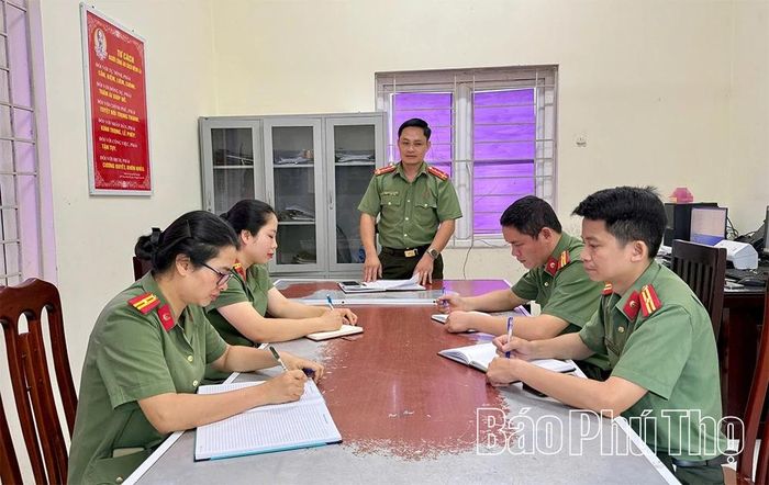 Công an xã Tam Dương chỉ đạo cán bộ an ninh thường xuyên theo dõi, nắm bắt tình hình trên các trang mạng xã hội để kịp thời phát hiện, xử lý các trường hợp vi phạm.