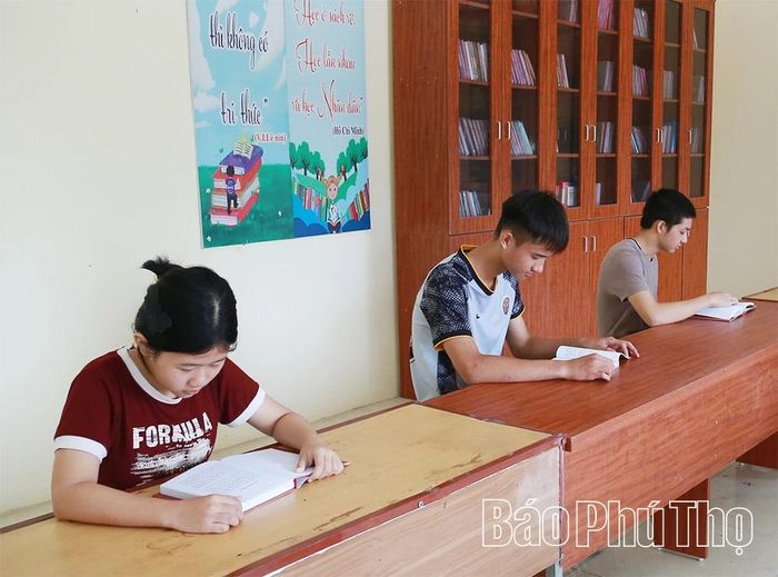 Nhiều học sinh đến Nhà văn hóa thôn Chiến Thắng đọc sách, góp phần lan tỏa văn hóa đọc trong cộng đồng.