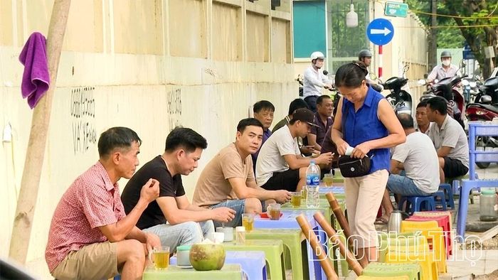 Bàn ghế phục vụ kinh doanh nước giải khát được bày kín vỉa hè trước cổng Bệnh viện Đa khoa Vĩnh Phúc, tiềm ẩn nguy cơ mất trật tự đô thị và an toàn giao thông.