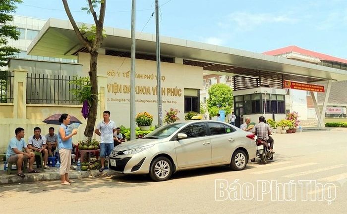 Khu vực trước cổng Bệnh viện Đa khoa Vĩnh Phúc xuất hiện tình trạng buôn bán trên vỉa hè, xe dừng, đỗ dưới lòng đường.