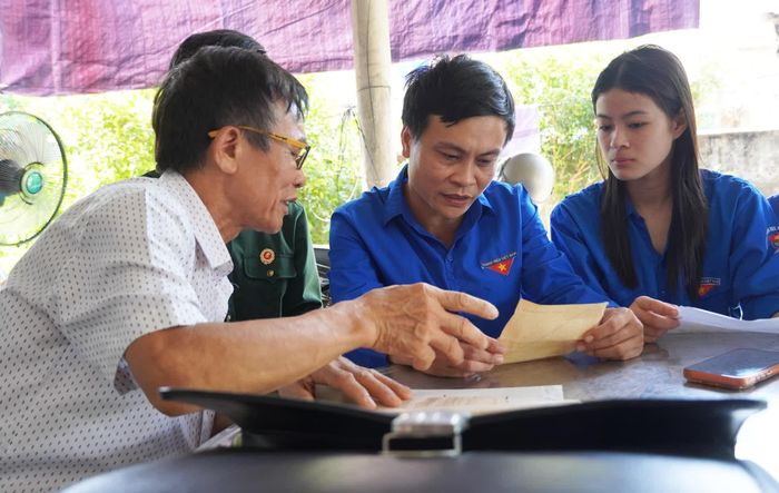 Gia đình ông Hoàng Minh Sơn, ở thôn Nam Minh Lệ, xã Nam Gianh, lưu giữ cẩn thận kỷ vật của liệt sĩ Hoàng Hữu Thảo - Ảnh: X.P