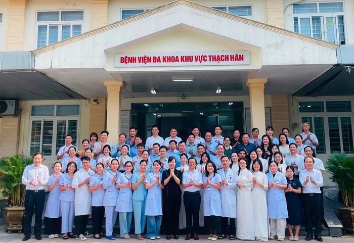 Đồng chí Đào Hồng Lan, Ủy viên Trung ương Đảng, Bộ trưởng Bộ Y tế và đoàn công tác tới thăm, làm việc với Bệnh viện đa khoa khu vực Thạch Hãn ngày 25/7/2026 - Ảnh: BVCC
