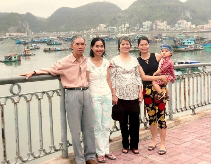 Nhà giáo Ưu tú Nguyễn Xuân Hòa chụp cùng vợ, hai con gái và cháu ngoại - Ảnh: P.P.P