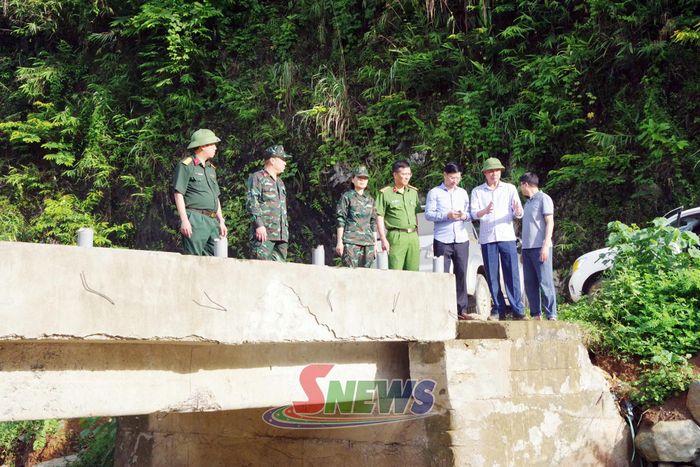 Đồng chí Nguyễn Thành Công, Phó Chủ tịch UBND tỉnh, chỉ đạo công tác tìm kiếm vào sáng ngày 2/8.