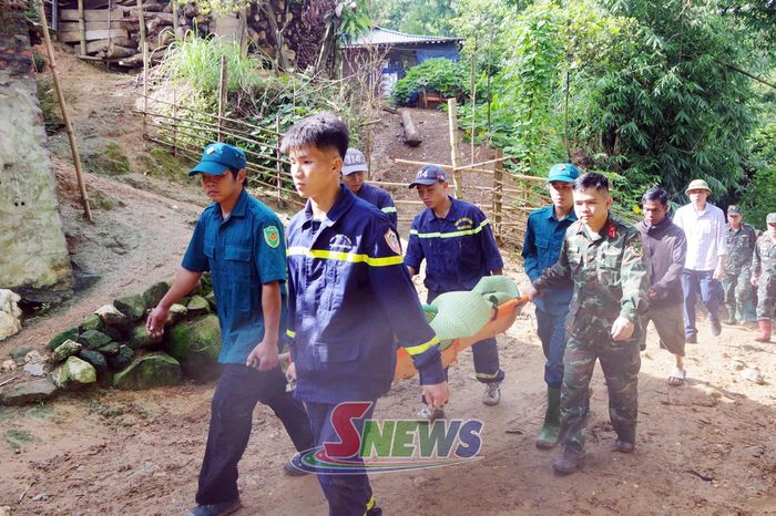 Các lực lượng chức năng đưa thi thể nạn nhân bị lũ cuốn về gia đình.