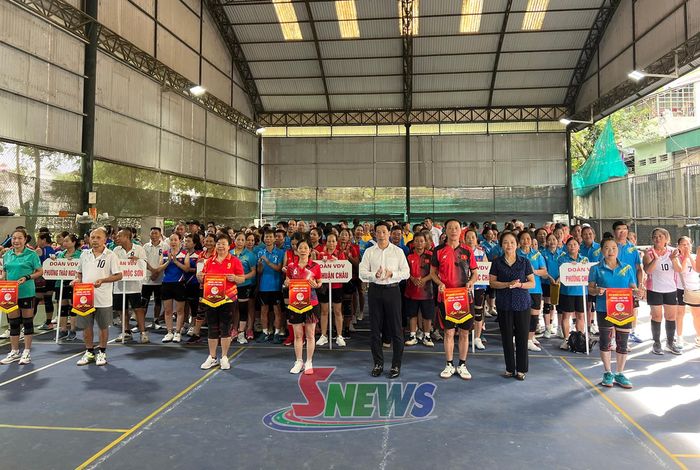 Lãnh đạo Sở Văn hóa, Thể thao và Du lịch cùng Hội Người cao tuổi tỉnh trao cờ lưu niệm cho các đoàn tham dự giải
