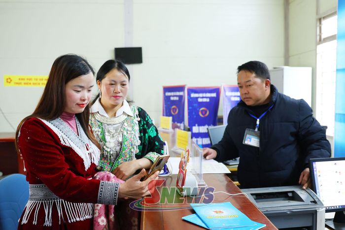 Giải quyết thủ tục hành chính cho nhân dân tại Trung tâm phục vụ hành chính công xã Xím Vàng.