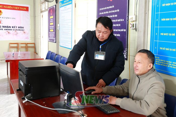 Cán bộ Trung tâm Phục vụ hành chính công xã Xím Vàng hỗ trợ nhân dân nộp hồ sơ trực tuyến.