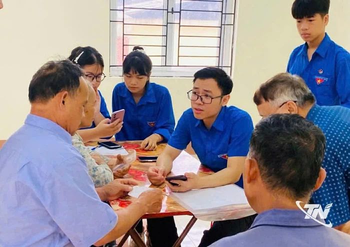 Đoàn Thanh niên xã Phủ Thông hướng dẫn người dân sử dụng các tiện tích số.