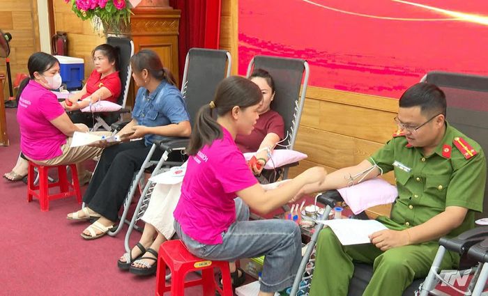 Hoạt động hiến máu tình nguyện thu hút đông đảo cán bộ và người dân tham gia.